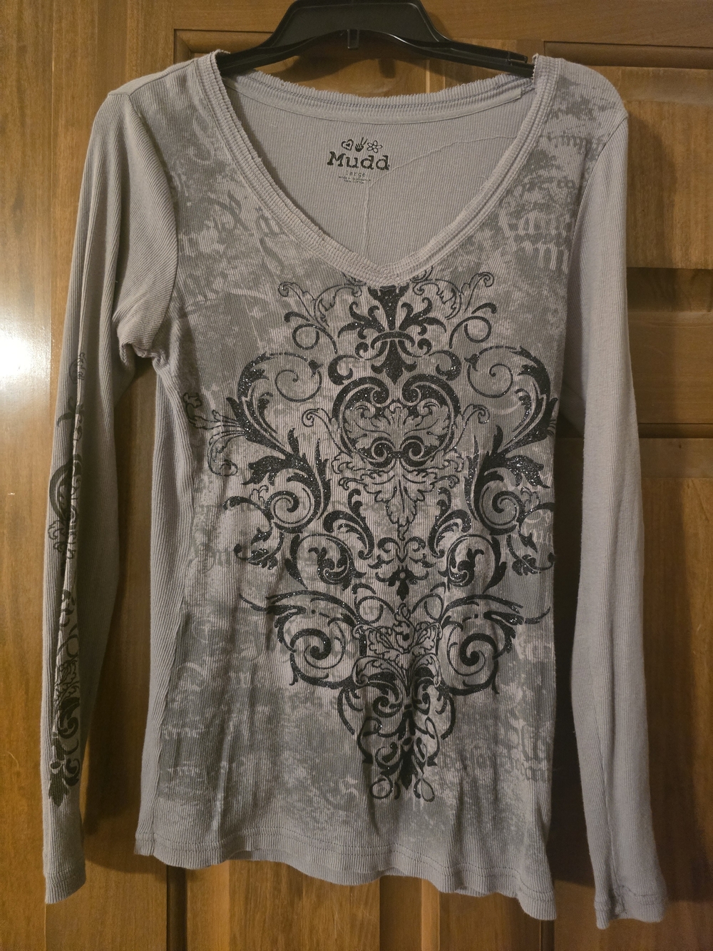 Mudd Women's Gray Long-Sleeve V-Neck Graphic Top
